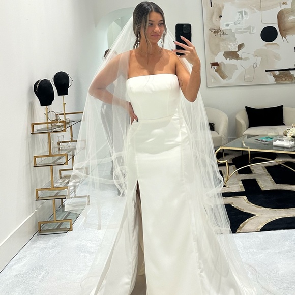 Elegant Strapless Satin Wedding Dress – Size 12 (Never Worn, Off the Rack) - Picture 5 of 5